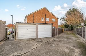 Garage en bloc- click for photo gallery